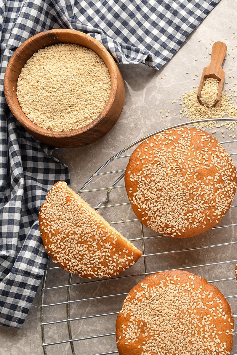 کیک بشقابی با تزئین کنجد 90